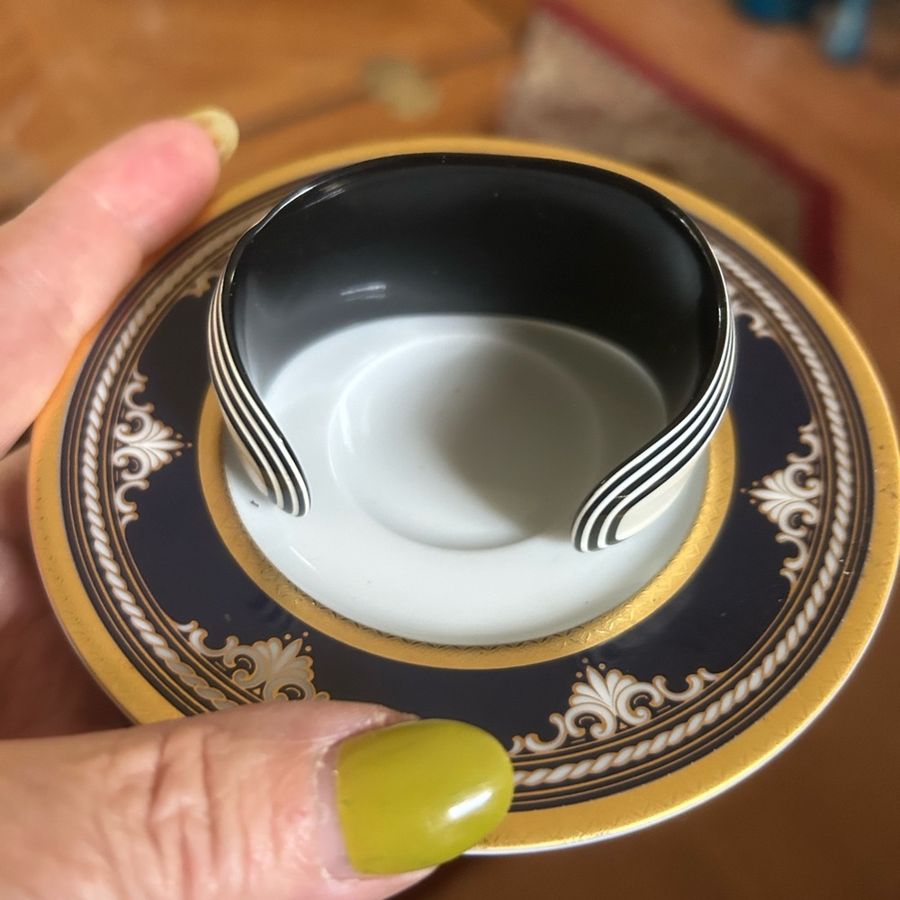 Vintage Black & White French Cuff Lucite Bracelet - Picture 4 of 5